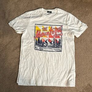 Women’s Relaxed Fit Tee Mountains Are Calling NWOT